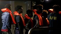 مهاجرون ينزلون من سفينة الإنقاذ الألمانية إيلان كردي في فاليتا بمالطا يوم الاحد