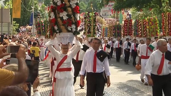 ویدئو؛ جشنواره دختران سینی به سر در پرتغال ویدئو؛ جشنواره دختران سینی به سر در پرتغال