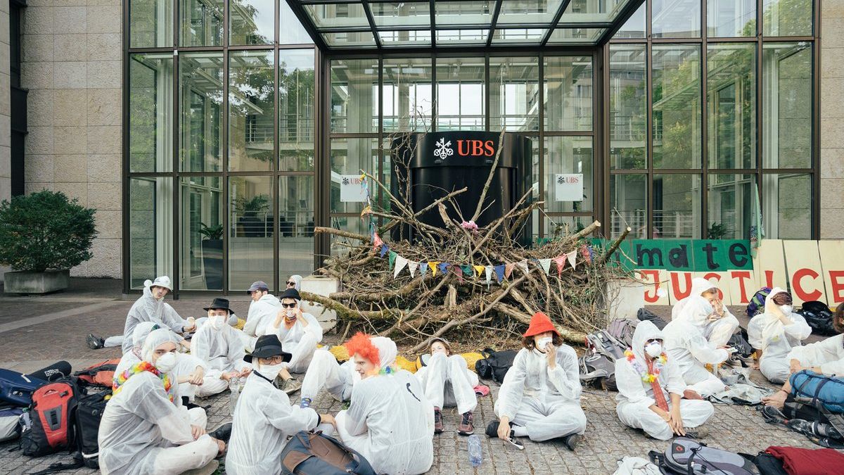 Környezetvédők barikádozták el több svájci bankfiók bejáratát