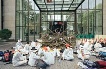 Környezetvédők barikádozták el több svájci bankfiók bejáratát