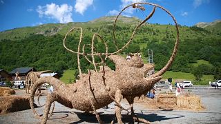 Dans les Alpes françaises, de drôles de sculptures en paille vous saluent