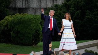 الرئيس الأمريكي  رفقة زوجته خلال مراسم الاحتفال بعيد الاستقلال
