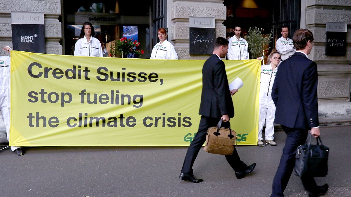 Ativistas do clima protestam contra bancos suíços
