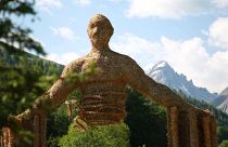 Dans les Alpes françaises, des animaux en paille et foin au bord de la route