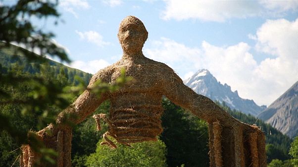 Dans les Alpes françaises, des animaux en paille et foin au bord de la route Dans les Alpes françaises, des animaux en paille et foin au bord de la route