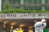 Svizzera: ambientalisti bloccano ingresso a banche