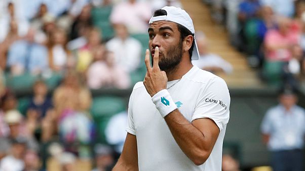 Matteo Berrettini durante il match con Federer. Matteo Berrettini durante il match con Federer.