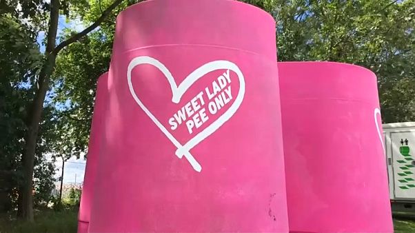 Statt Schlange stehen: Das rosarote Festival-Urinal für Frauen Statt Schlange stehen: Das rosarote Festival-Urinal für Frauen