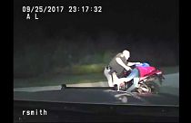 شاهد: مطاردةٌ وسلاحٌ وعنفٌ مجّاني من شرطي أمريكي بحق سائق دراجة نارية