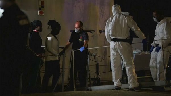 Soccorsi dalla Guardia di Finanza, migranti sbarcano a Pozzallo Soccorsi dalla Guardia di Finanza, migranti sbarcano a Pozzallo