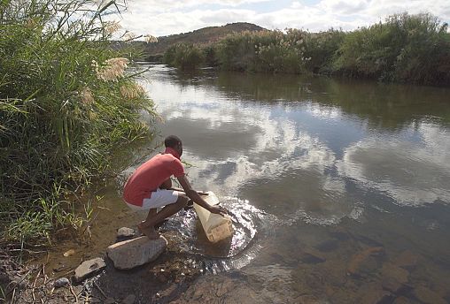 Dai diamanti acqua più pulita per le zone rurali e i villaggi isolati dell'Africa