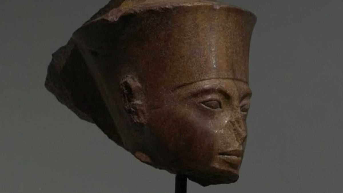 Tutankamon büstü