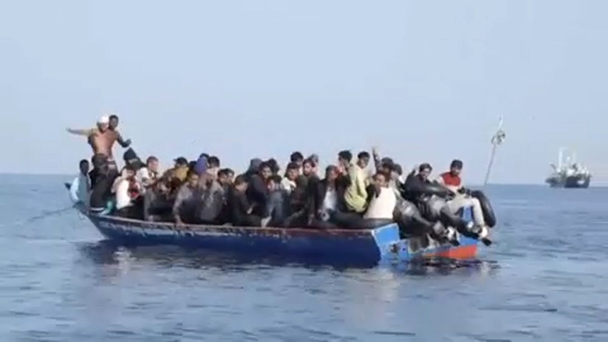 Egy mentés képei: negyvennégyen zsúfolódtak össze egy ladikban a Földközi-tengeren