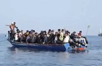 Egy mentés képei: negyvennégyen zsúfolódtak össze egy ladikban a Földközi-tengeren