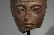 مصر تطلب مساعدة الانتربول لاستعادة تمثال توت عنخ آمون النصفي