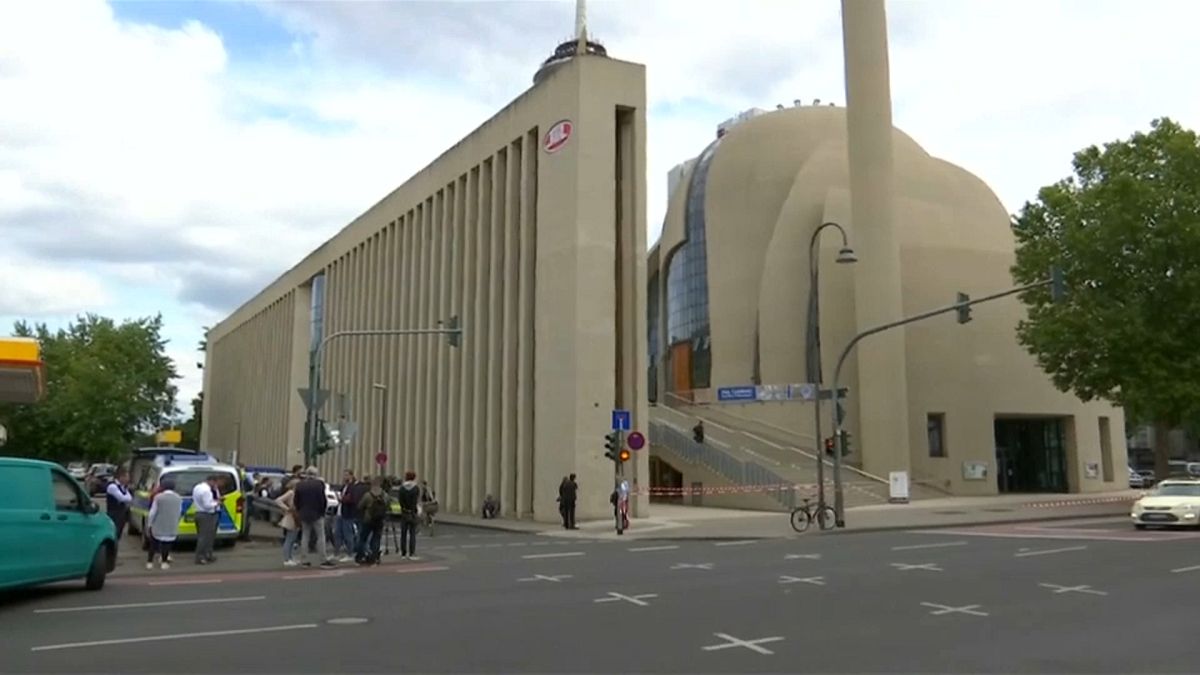 الشرطة تقوم بإخلاء اكبر مسجد في ألمانيا بعد تلقيها تهديدا بوجود قنبلة 
