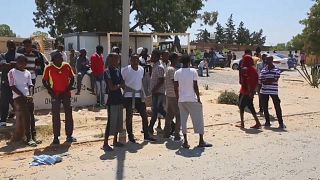 Libia: liberati 350 migranti scampati alle bombe a Tagiura