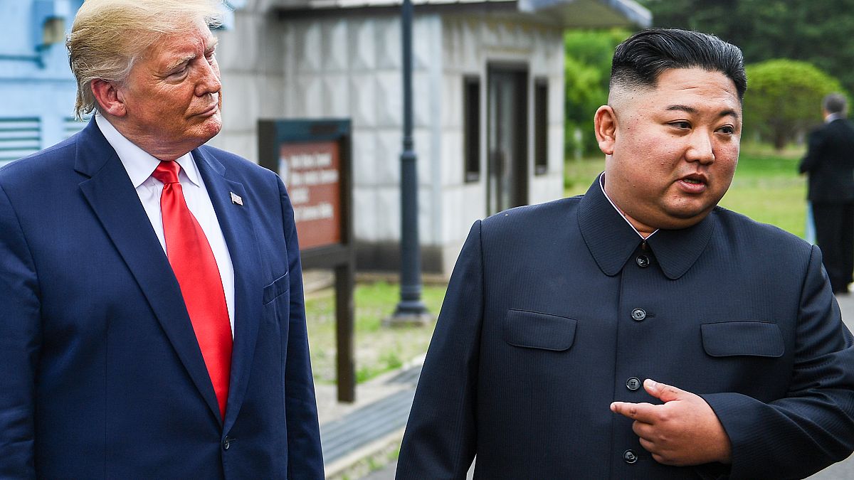 الرئيس الأمريكي دونالد ترامب وزعيم كوريا الشمالية كيم جونغ أون بالمنطقة منزوعة السلاح بين الكوريتين. حزيران 2019
