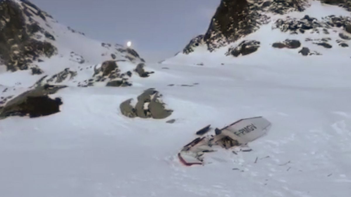 صورة تظهر الطائرة الخفيفة التي تحطمت فوق جبال الألب بوادي أوستا شمال غرب إيطاليا. كانون الثاني/2019