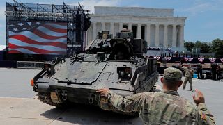 جندي أمريكي يقف أمام مركبة برادلي بعيد الاستقلال في واشنطن يوم 3 يوليو تموز 2019