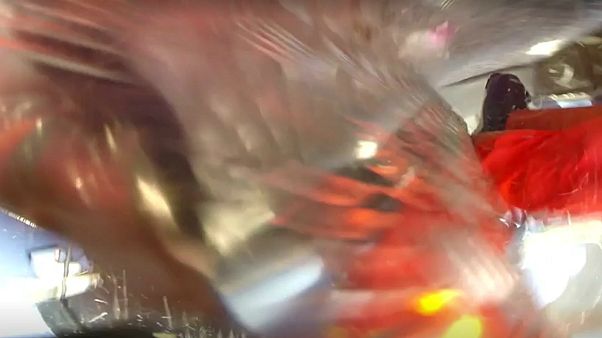 ВИДЕО смертельного столкновения самолёта и вертолёта в итальянских Альпах ВИДЕО смертельного столкновения самолёта и вертолёта в итальянских Альпах