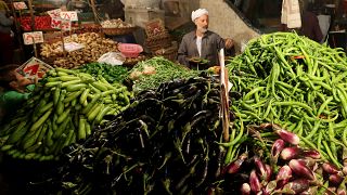بائع خضروات بسوق القاهرة ديسمبر كانون الأول 2018