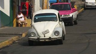 سيارة فولسفاغن الخنفساء تجوب شوارع المكسيك