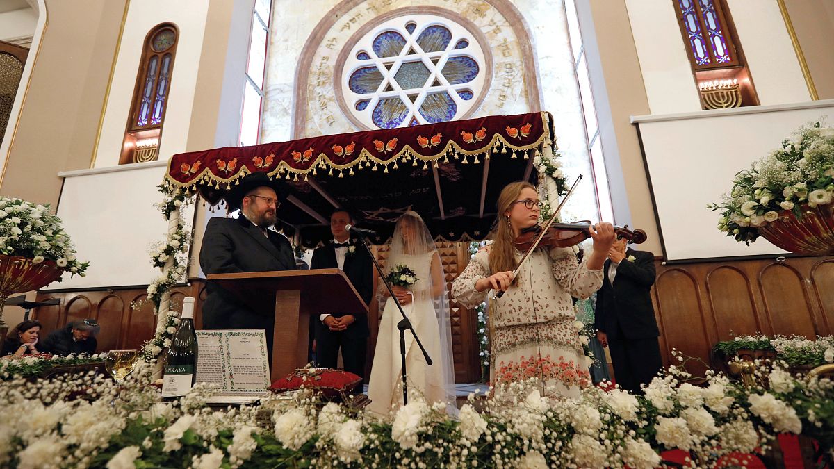 مراسيم عقد قران لزوج يهودي في كنيس نفيه شالوم في إسطنبول-تركيا 
