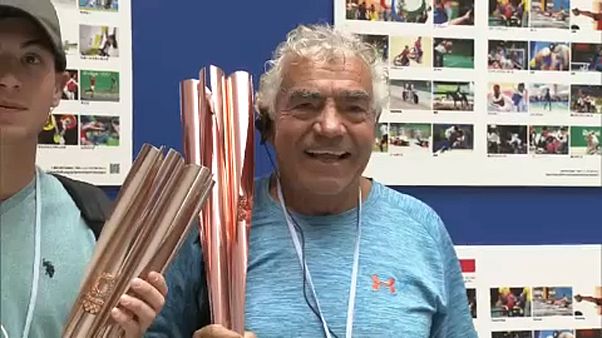A cseresznyefa virágát szimbolizálja a tokiói olimpia fáklyája A cseresznyefa virágát szimbolizálja a tokiói olimpia fáklyája