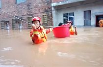 Muson yağmurları sebebiyle Çin'de 25 bin kişi güvenli bölgelere nakledildi