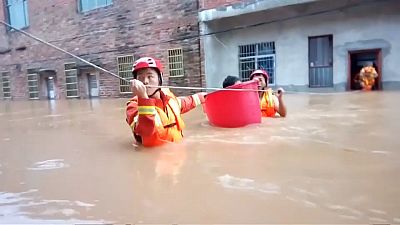 شاهد: سيول تغمر الصين و عمليات إجلاء السكان من المناطق المنكوبة