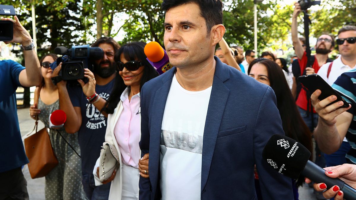 Javier Sánchez-Santos, que dice ser hijo del cantante español Julio Iglesias, llega para comparecer ante un tribunal de Valencia.