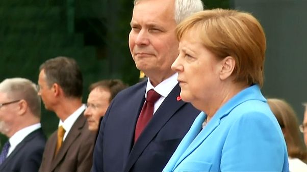 Angela Merkel: Erneuter Zitteranfall Angela Merkel: Erneuter Zitteranfall