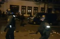عنصران من الشرطة الألمانية يطاردان المتظاهرين