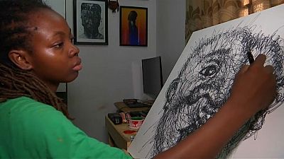 شاهد: نيجيرية تصنع فناً من الخربشات المشوهة