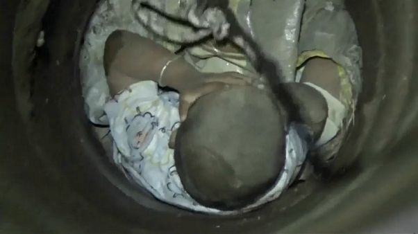 Sauvetage réussi d'un enfant coincé dans un puits en Chine Sauvetage réussi d'un enfant coincé dans un puits en Chine