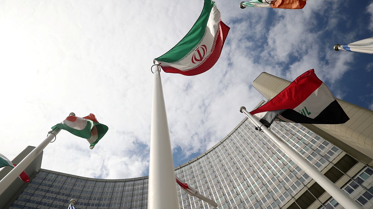 Az iráni zászló a NAÜ-székház előtt
