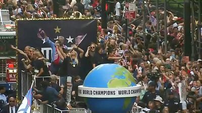Campeãs mundiais desfilam pelas ruas de Nova Iorque