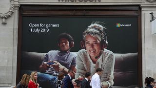 ملصق دعائي لشركة ميكروسوفت على مدخل مبنى المتجر في لندن 