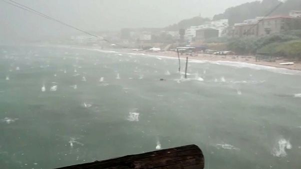 Chuva de granizo com pedras de gelo do tamanho de laranjas atinge Itália Chuva de granizo com pedras de gelo do tamanho de laranjas atinge Itália