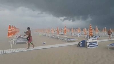 Una sobrecogedora tormenta azota la playa italiana de Tortoreto