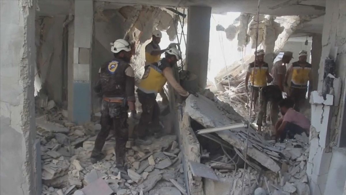 شاهد: رجال إنقاذ يبحثون وسط الأنقاض عن ضحايا القصف الجوي بريف إدلب