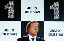 خوليو إغليسياس سيطعن بحكم أثبت أبوته لرجل يبلغ من العمر 43 عاماً