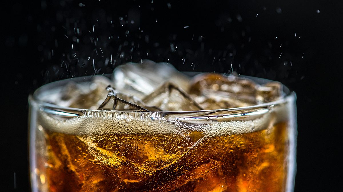 دراسة تكشف: هل السكر الموجود في العصائر والمشروبات الغازية تتسبب بالسرطان؟
