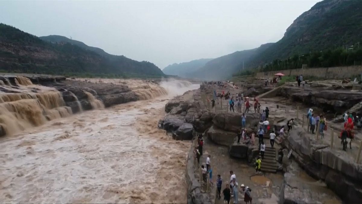 مشاهد تخطف الأنظار لفيضان أحد أكبر الشلالات في الصين وأصبح قبلة السياح