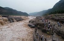 مشاهد تخطف الأنظار لفيضان أحد أكبر الشلالات في الصين وأصبح قبلة السياح