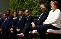 Merkel üçüncü titreme nöbetinden sonra askeri töreni oturarak izledi