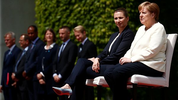 Merkel üçüncü titreme nöbetinden sonra askeri töreni oturarak izledi Merkel üçüncü titreme nöbetinden sonra askeri töreni oturarak izledi