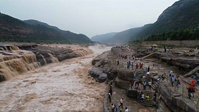 Turisták fotózzák Kína második legnagyobb vízesését, a Hukou-t