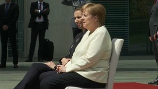 Merkel nach Zitteranfall: Militärische Ehren im Sitzen